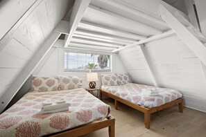 2 عدّة غرف نوم ومكتب ومكواة/لوح كي وسرير سفر