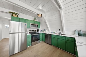 Een koelkast, een microgolfoven, een oven, een kookplaat