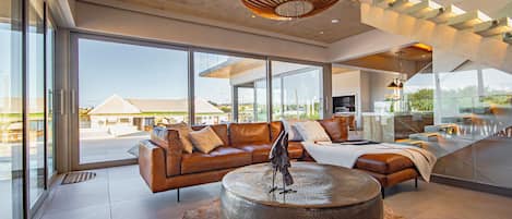 Fernseher, Kamin, Bücher, Stereoanlage