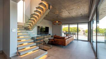 Televisio, takka, kirjoja, stereot