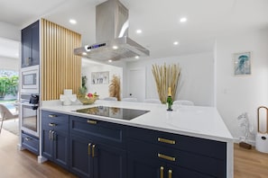 Private kitchen - VILLA THEO Sleeps 16: Family-Friendly Villa w/Heated Pool, Mini-Golf & Near AMI (Bradenton)