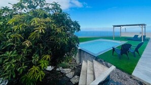 A pool area with a pergola and lounge chairs. - Beautiful and quiet house Los Quemados, Fuencaliente de La Palma. (fuencaliente de la palma)