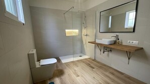 A modern bathroom with a toilet, shower, and sink. - Beautiful and quiet house Los Quemados, Fuencaliente de La Palma. (fuencaliente de la palma)