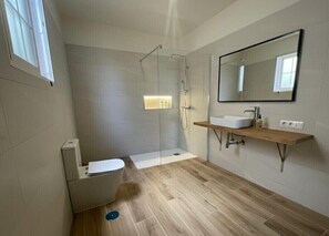 Een douche, een haardroger, handdoeken, zeep