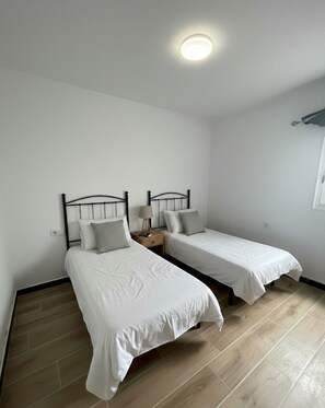 2 chambres, fer et planche à repasser, accès Internet, draps fournis
