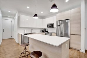 冷蔵庫、電子レン ジ、オーブン、コンロ