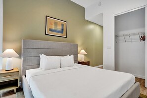 3 عدّة غرف نوم ومكواة/لوح كي وواي فاي وملاءات أسرّة