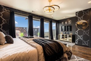 Desk, iron/ironing board, WiFi, bed sheets - Glamour on the Rocks - Fashion Haus-Rooftop Views (Nashville)