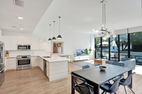 ثلاجة، ميكروويف�، فرن، موقد طهي مسطح