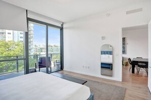 3 عدّة غرف نوم ومكواة/لوح كي وواي فاي وملاءات أسرّة