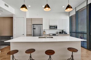 Frigorífico, microondas, horno y placa de cocina