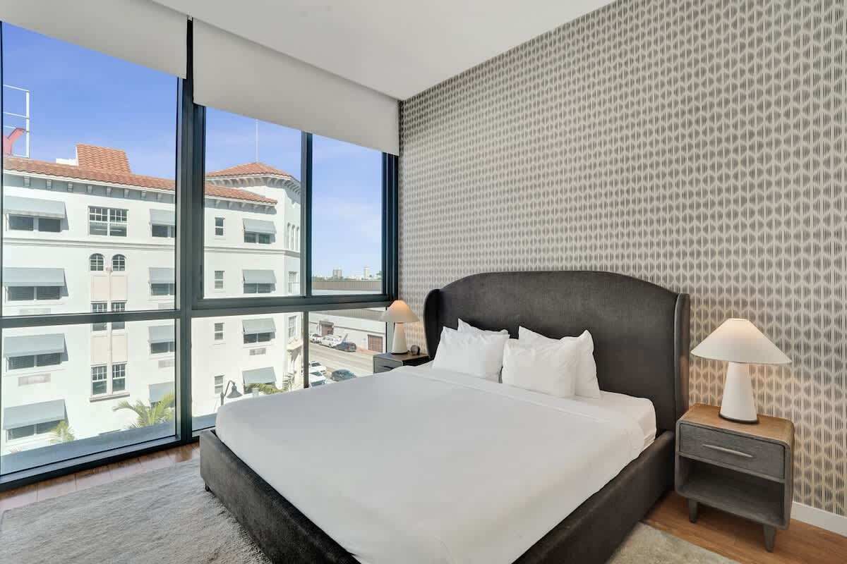 3 habitaciones, tabla de planchar con plancha, wifi y ropa de cama 