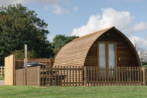 Exterior - Luxury Cabin With Hot Tub by Wigwam Holidays. (Tamworth)