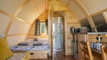 Travel cot, free WiFi, bed sheets