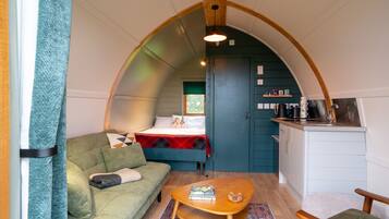 Travel cot, free WiFi, bed sheets
