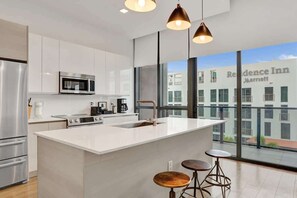 冷蔵庫、電子レンジ、オーブン、コンロ