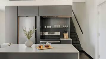 Superior appartement, uitzicht op de stad | Privékeuken | Een koelkast, een microgolfoven, een oven, een kookplaat