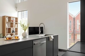 Réfrigérateur, four à micro-ondes, un four, surface de cuisson