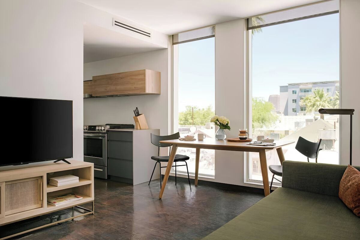 Loft superior, 2 habitaciones, vista a la ciudad | Área de sala de estar | Televisión de pantalla plana de 50 pulgadas con canales digitales 