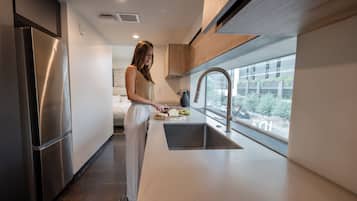 Lemari es, microwave, oven, dan kompor