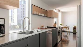 Køleskab, mikrobølgeovn, ovn, kogeplade