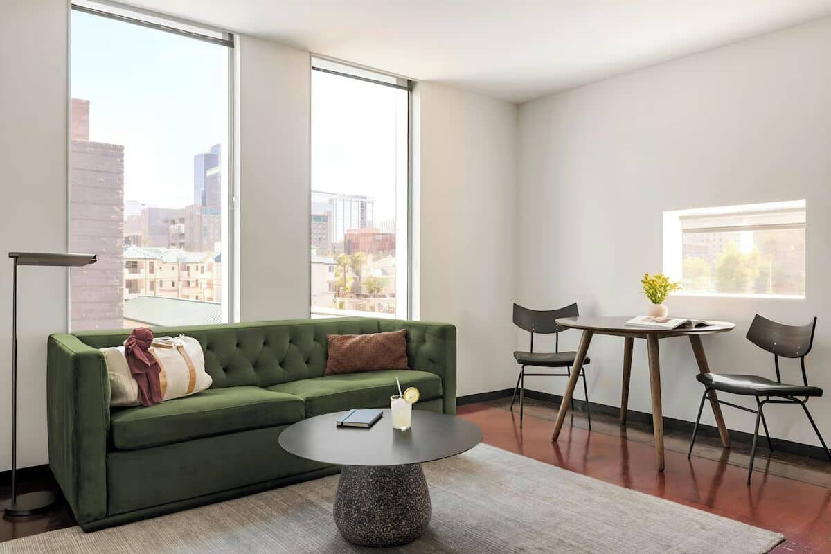 Habitación Deluxe, vistas a la ciudad (One-Bedroom Stay) | Zona de estar | Televisión de pantalla plana de 50 pulgadas con canales digitales