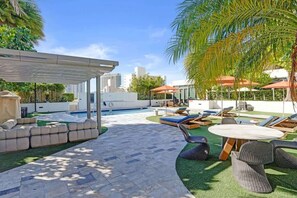 Outdoor dining - 17WEST 3BR | Rooftop Pool, Walk to Lincoln Rd (Miami Beach)
