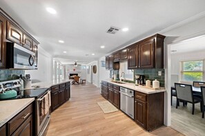 Refrigerador, microondas, horno y parrilla de estufa