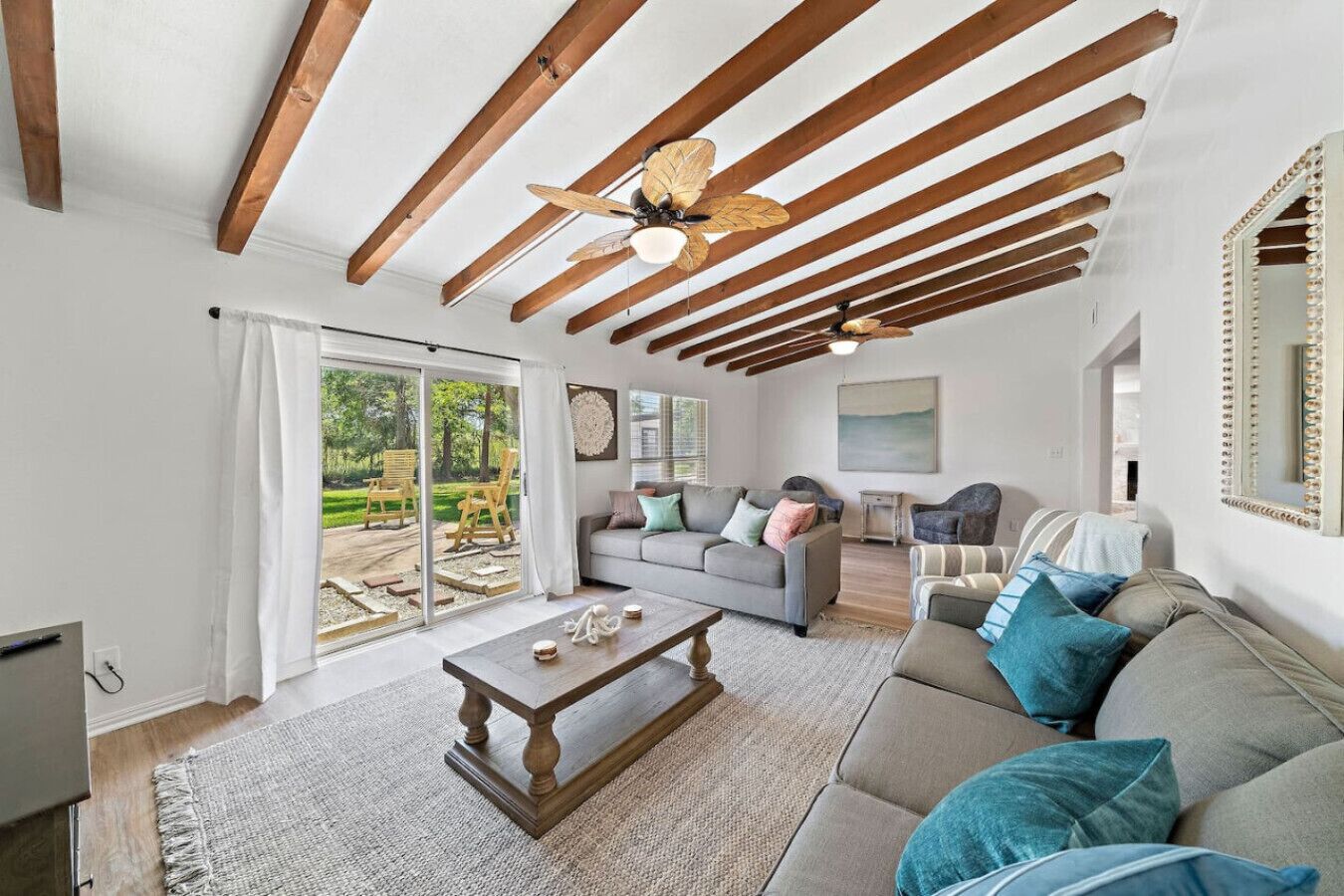 Televisio, videopelejä, pöytäjalkapallopöytä, pöytätennispöytä