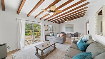 Fernseher, Videospiele, TischfuĂball, Tischtennisplatte