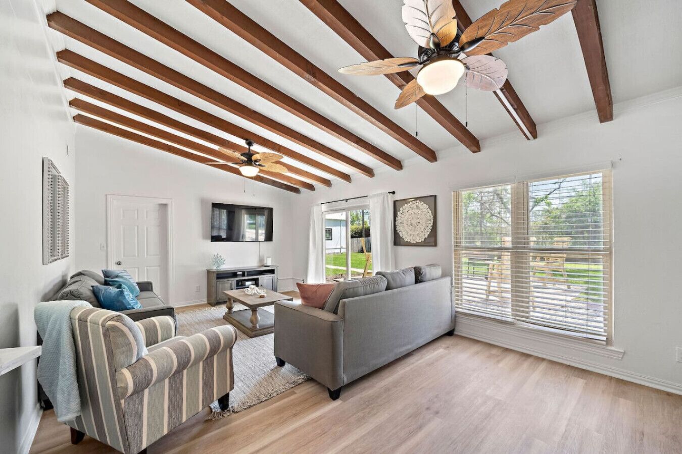 Een televisie, videogames, tafelvoetbal en een tafeltennistafel