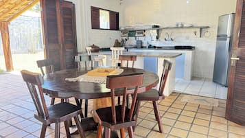 Casa familiar, patio, vistas a la piscina | Comedor