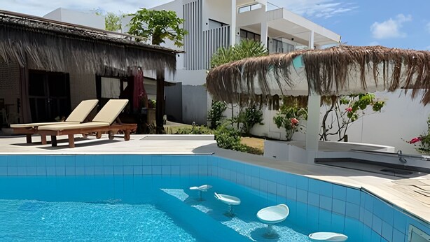 Una piscina al aire libre
