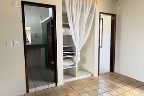 Casa familiar, patio, vistas a la piscina | Interior