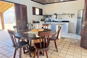 家庭獨棟房屋, 庭院, 泳池景觀 | 用餐區