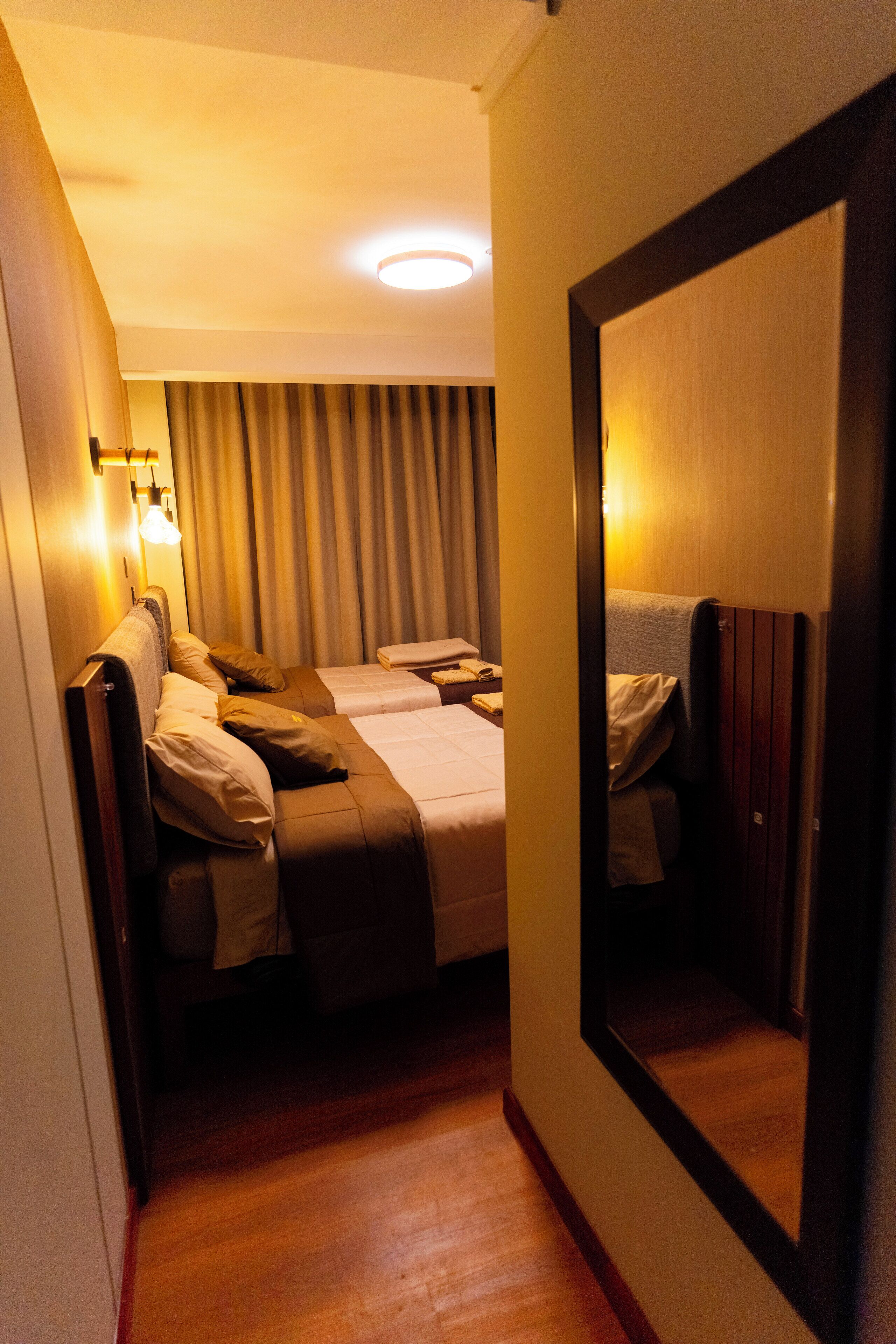 Escritorio, espacio para trabajar con laptop y cortinas blackout 