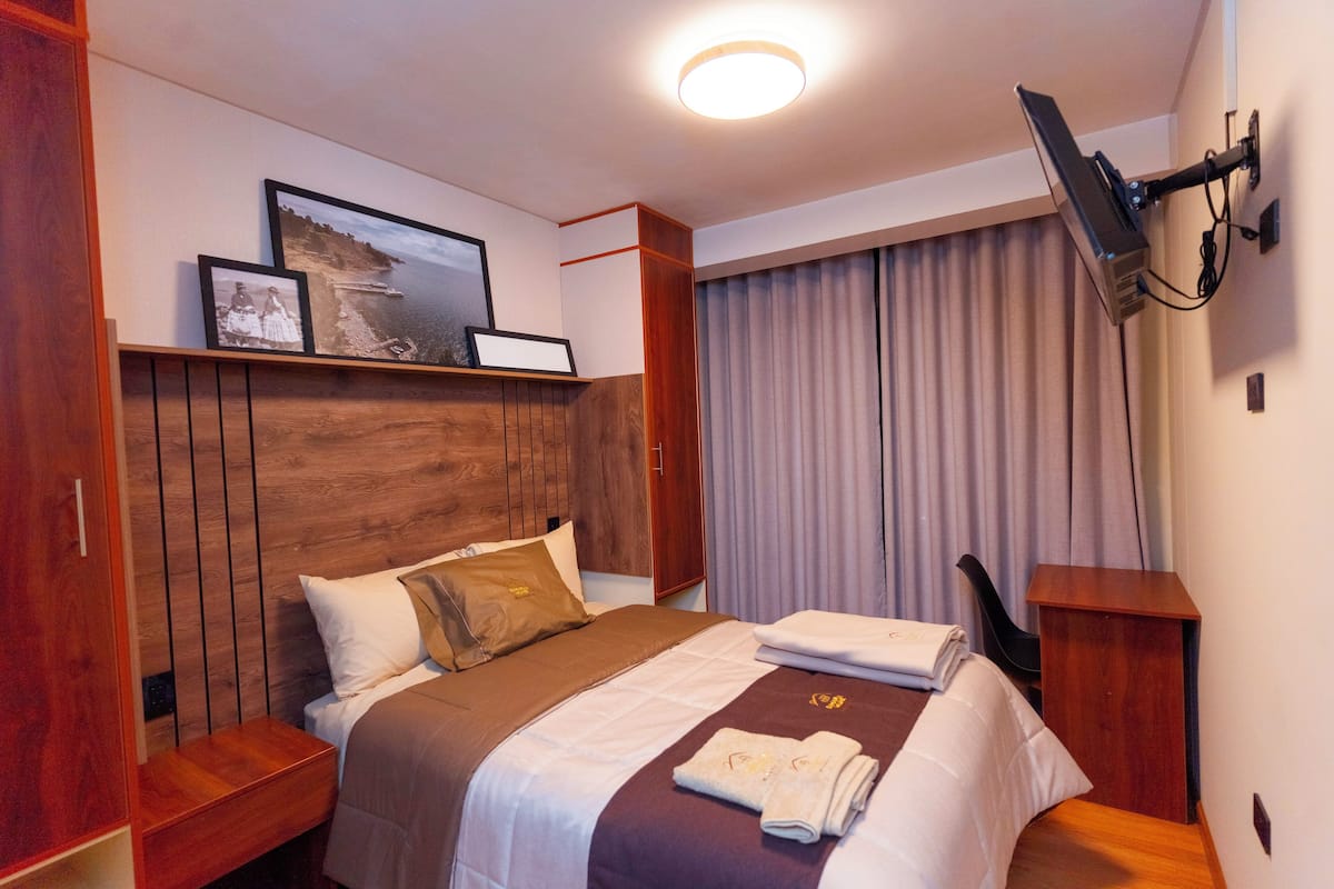 Escritorio, espacio para trabajar con laptop y cortinas blackout