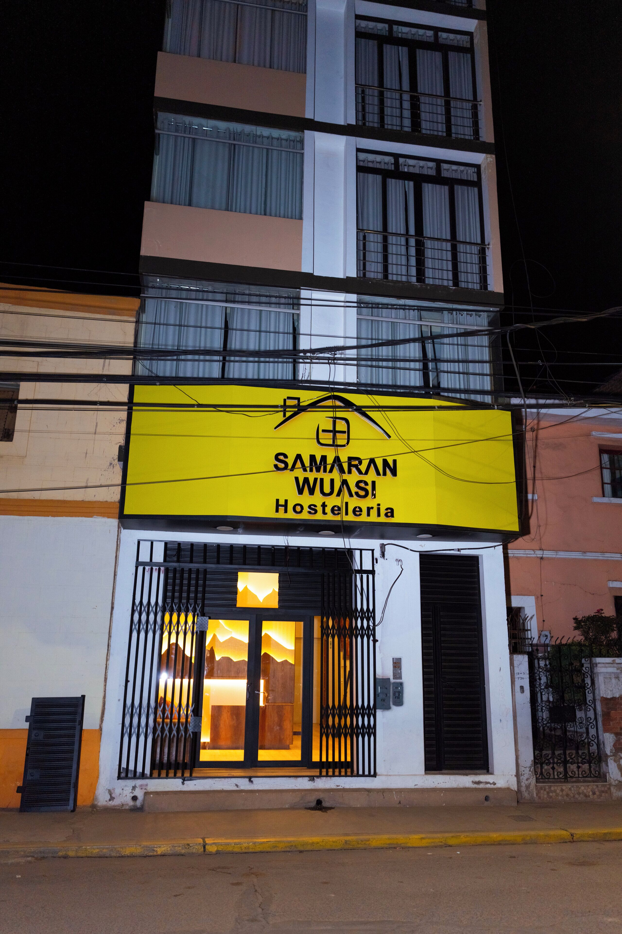 واجهة المنشأة - في المساء/الليل