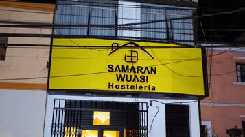 Fachada da propriedade à noite