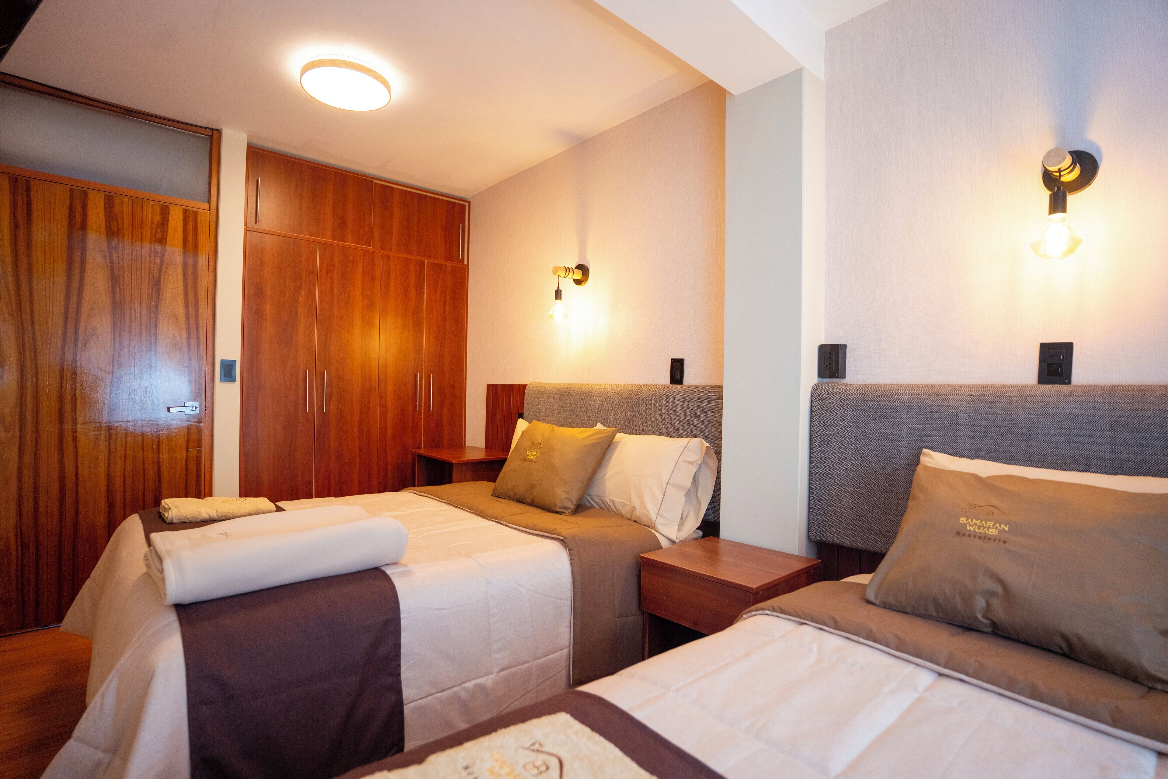 Escritorio, espacio para trabajar con laptop y cortinas blackout 