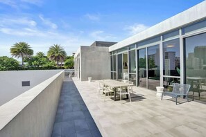 Outdoor dining - 17West 2BR | Pool & Balcony | Walk to Lincoln Rd (Miami Beach)