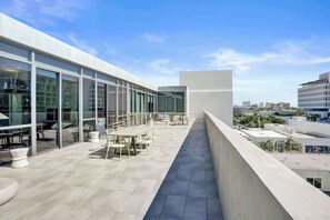Outdoor dining - 17West 2BR | Pool & Balcony | Walk to Lincoln Rd (Miami Beach)
