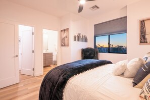 4 bedrooms, WiFi, bed sheets - Luxe Arcadia Townhome | Rooftop Hot Tub Free+ Epic Mountain View (Phoenix)