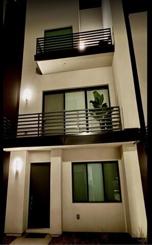Exterior detail - Luxe Arcadia Townhome | Rooftop Hot Tub Free+ Epic Mountain View (Phoenix)
