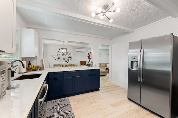 Mikrobølgeovn, ovn, kokeplater og oppvaskmaskin