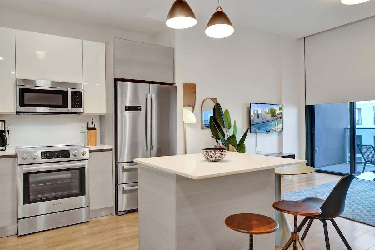 Geladeira, micro-ondas, fogão, cooktop