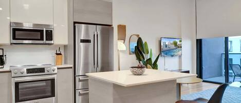 Réfrigérateur, micro-ondes, four, plaque de cuisson