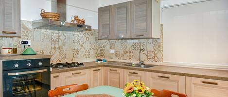 Fridge, stovetop, coffee/tea maker