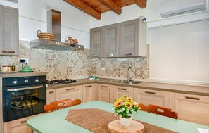 Refrigerador, microondas, placa de cocina, cafetera/tetera