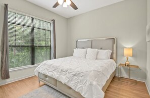 2 عدّة غرف نوم ومكواة/لوح كي وخدمة الإنترنت وملاءات أسرّة